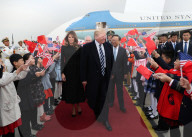 NEWS - China: Donald und Melania Trump treffen in Peking ein
