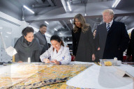 NEWS - China: Donald und Melania Trump treffen in Peking ein