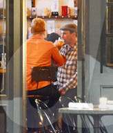 EXKLUSIV - Jon Hamm trinkt ein Bier in einer Bar in LA