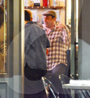 EXKLUSIV - Jon Hamm trinkt ein Bier in einer Bar in LA