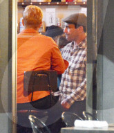 EXKLUSIV - Jon Hamm trinkt ein Bier in einer Bar in LA