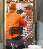 EXKLUSIV - Jon Hamm trinkt ein Bier in einer Bar in LA