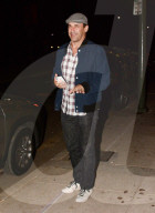 EXKLUSIV - Jon Hamm trinkt ein Bier in einer Bar in LA