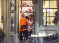 EXKLUSIV - Jon Hamm trinkt ein Bier in einer Bar in LA