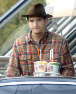 PEOPLE - Ashton Kutcher mit Smoothies in Studio City unterwegs