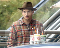 PEOPLE - Ashton Kutcher mit Smoothies in Studio City unterwegs
