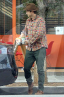 PEOPLE - Ashton Kutcher mit Smoothies in Studio City unterwegs