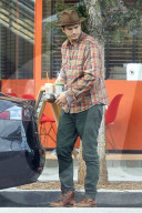 PEOPLE - Ashton Kutcher mit Smoothies in Studio City unterwegs