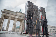 NEWS - Berlin: Bus-Skulptur des Künstlers Manaf Halbouni am Brandenburger Tor