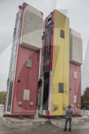 NEWS - Berlin: Bus-Skulptur des Künstlers Manaf Halbouni am Brandenburger Tor