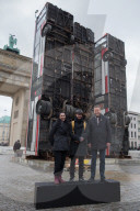 NEWS - Berlin: Bus-Skulptur des Künstlers Manaf Halbouni am Brandenburger Tor
