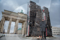 NEWS - Berlin: Bus-Skulptur des Künstlers Manaf Halbouni am Brandenburger Tor