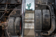 NEWS - Berlin: Bus-Skulptur des Künstlers Manaf Halbouni am Brandenburger Tor