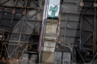 NEWS - Berlin: Bus-Skulptur des Künstlers Manaf Halbouni am Brandenburger Tor