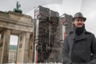 NEWS - Berlin: Bus-Skulptur des Künstlers Manaf Halbouni am Brandenburger Tor