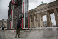 NEWS - Berlin: Bus-Skulptur des Künstlers Manaf Halbouni am Brandenburger Tor