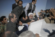 NEWS - Erdbeben in Iran: Menschen sitzen auf der Strasse