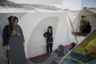 NEWS - Erdbeben in Iran: Menschen sitzen auf der Strasse