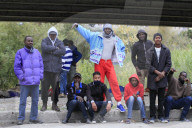 NEWS - Italien: Wegen überfüllten Camps hausen Flüchtlinge unter Hochstrassen