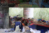 NEWS - Italien: Wegen überfüllten Camps hausen Flüchtlinge unter Hochstrassen