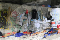 NEWS - Italien: Wegen überfüllten Camps hausen Flüchtlinge unter Hochstrassen