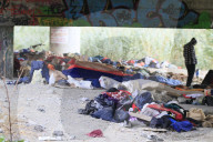 NEWS - Italien: Wegen überfüllten Camps hausen Flüchtlinge unter Hochstrassen