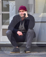 PEOPLE - Liev Schreiber sitzt telefonierend auf einer Treppe in New York