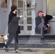 PEOPLE - Liev Schreiber sitzt telefonierend auf einer Treppe in New York