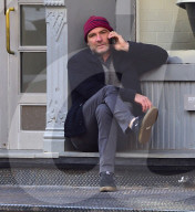 PEOPLE - Liev Schreiber sitzt telefonierend auf einer Treppe in New York