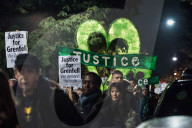 NEWS - London: Gedenken an die Opfer des Brandes im Grenfellturm vom 14. Juni