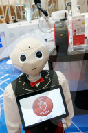 FEATURE - Diese freundlichen Roboter servieren Nescafe in Tokio