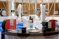 FEATURE - Diese freundlichen Roboter servieren Nescafe in Tokio