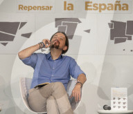 NEWS - Spanien überdenken: Podemos Parteichef Pablo Iglesias bei einer Podiumsdiskussion in Madrid