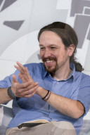 NEWS - Spanien überdenken: Podemos Parteichef Pablo Iglesias bei einer Podiumsdiskussion in Madrid