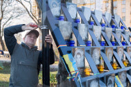 NEWS - Kiew: Freiwillige machen den Maidan Platz zur Gedenkfeier sauber