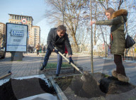 NEWS - Kiew: Freiwillige machen den Maidan Platz zur Gedenkfeier sauber