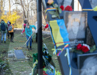 NEWS - Kiew: Freiwillige machen den Maidan Platz zur Gedenkfeier sauber