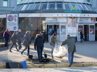 NEWS - Kiew: Freiwillige machen den Maidan Platz zur Gedenkfeier sauber