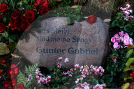 PEOPLE - Gunter Gabriel's Gedenkstein auf dem Waldfriedhof in Berlin