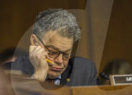 NEWS - US-Demokrat Al Franken entschuldigt sich nach Belästiungsvorwürfen
