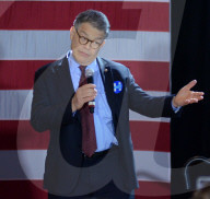 NEWS - US-Demokrat Al Franken entschuldigt sich nach Belästiungsvorwürfen