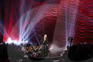 PEOPLE - American Music Awards: Christina Aguilera ehrt Withney Houston