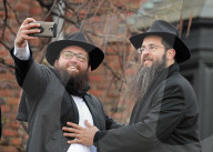 NEWS - Brooklyn: Gruppenfoto mit Orthodoxen Rabbiner