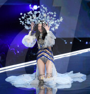 PEOPLE - Ausgerutscht auf den Catwalk: Ming Xi in der Victoria's Secret Fashion Show in Shanghai