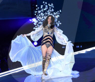 PEOPLE - Ausgerutscht auf den Catwalk: Ming Xi in der Victoria's Secret Fashion Show in Shanghai