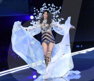 PEOPLE - Ausgerutscht auf den Catwalk: Ming Xi in der Victoria's Secret Fashion Show in Shanghai