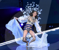 PEOPLE - Ausgerutscht auf den Catwalk: Ming Xi in der Victoria's Secret Fashion Show in Shanghai