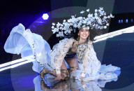 PEOPLE - Ausgerutscht auf den Catwalk: Ming Xi in der Victoria's Secret Fashion Show in Shanghai