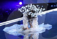 PEOPLE - Ausgerutscht auf den Catwalk: Ming Xi in der Victoria's Secret Fashion Show in Shanghai