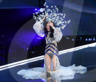 PEOPLE - Ausgerutscht auf den Catwalk: Ming Xi in der Victoria's Secret Fashion Show in Shanghai
